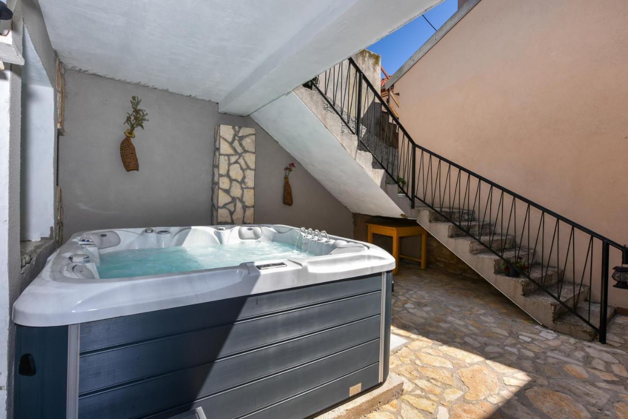 Apartment Loro With Jacuzzi Posedarje Luaran gambar